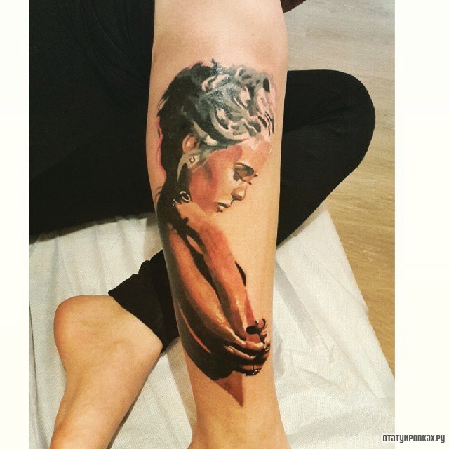 Фотография татуировки под названием «Девушка держится за локоть»