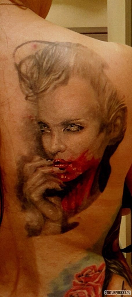 Фотография татуировки под названием «Девушка с кровавым лицом»