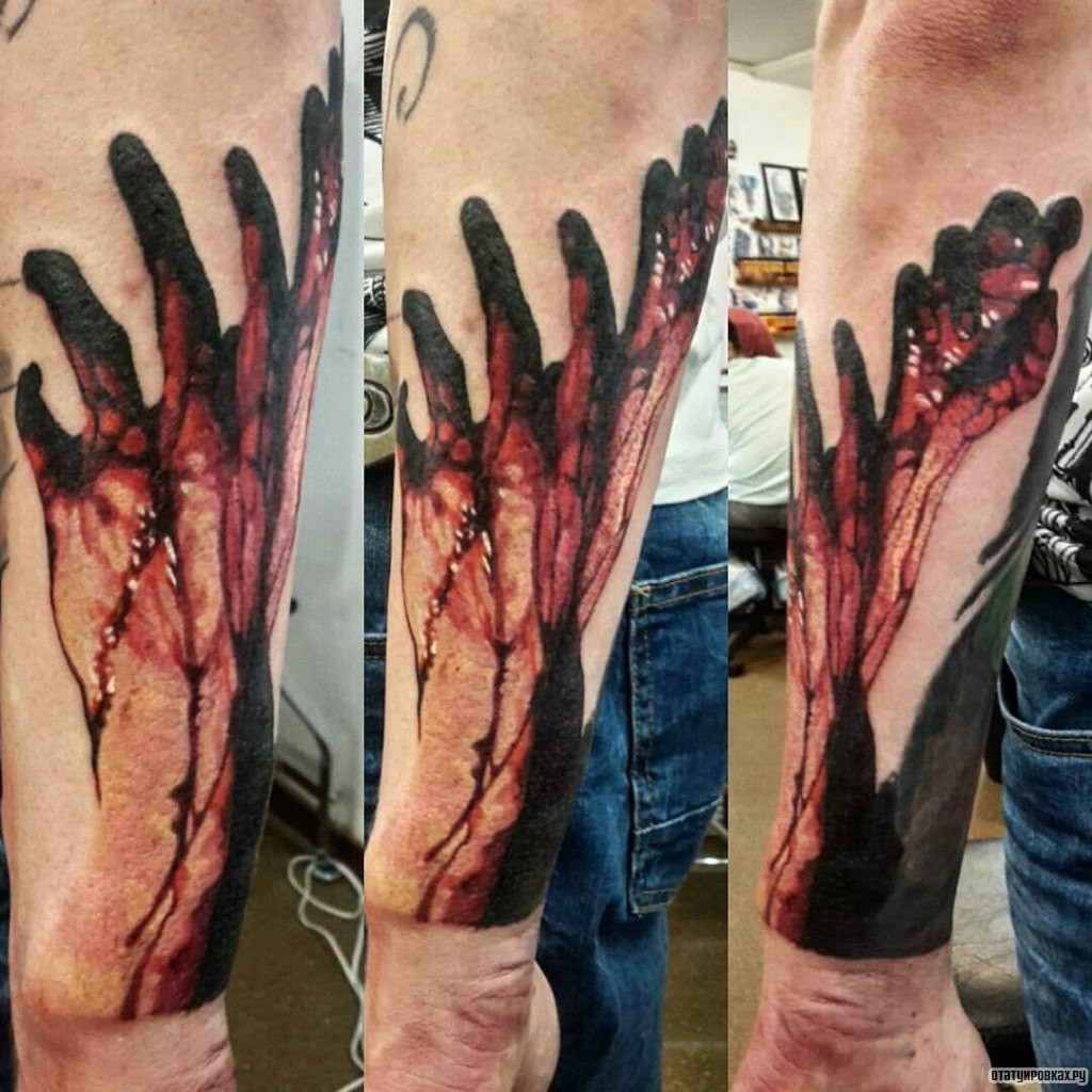 Фотография татуировки под названием «Кровавая рука»