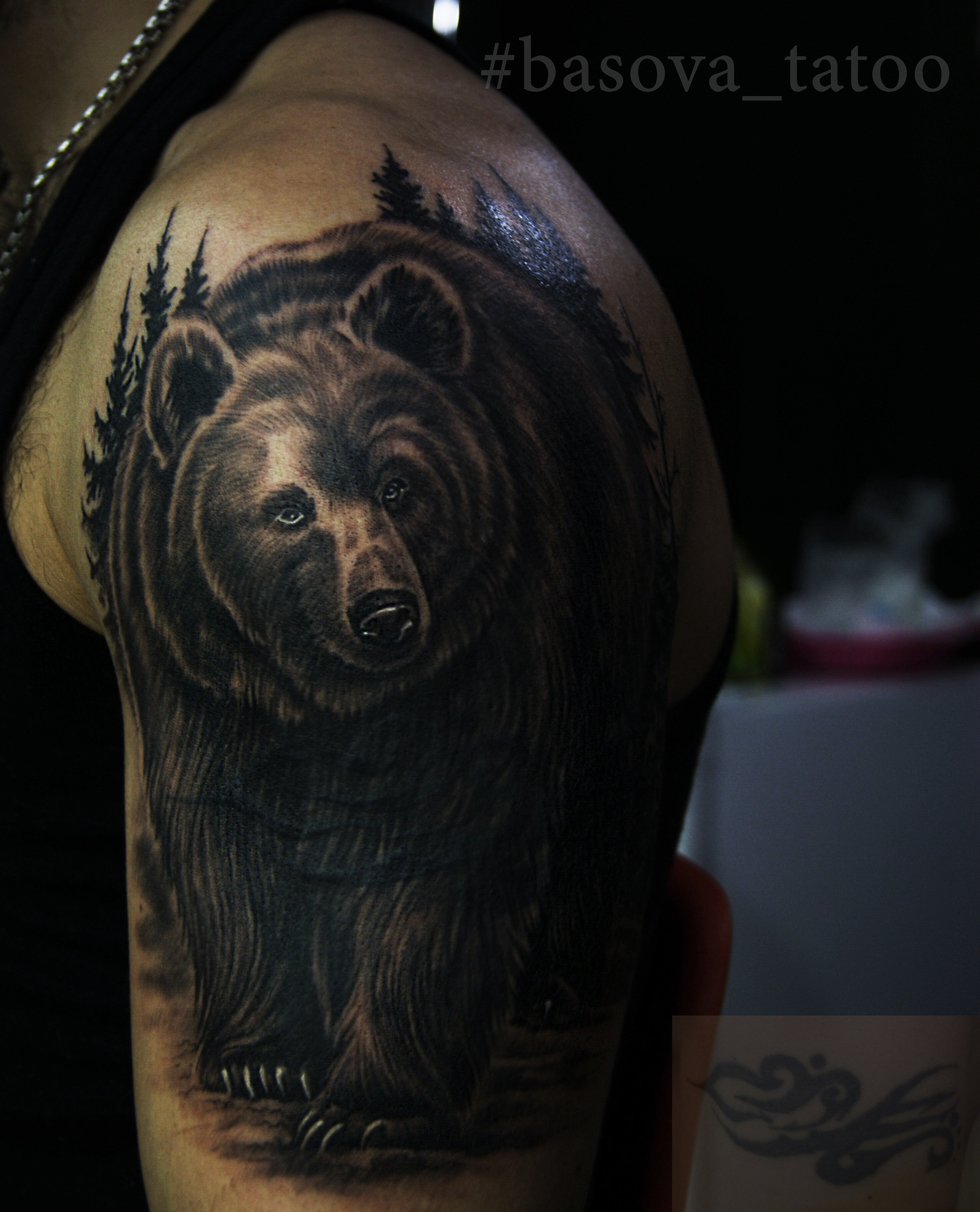 Фотография татуировки под названием «медведь»