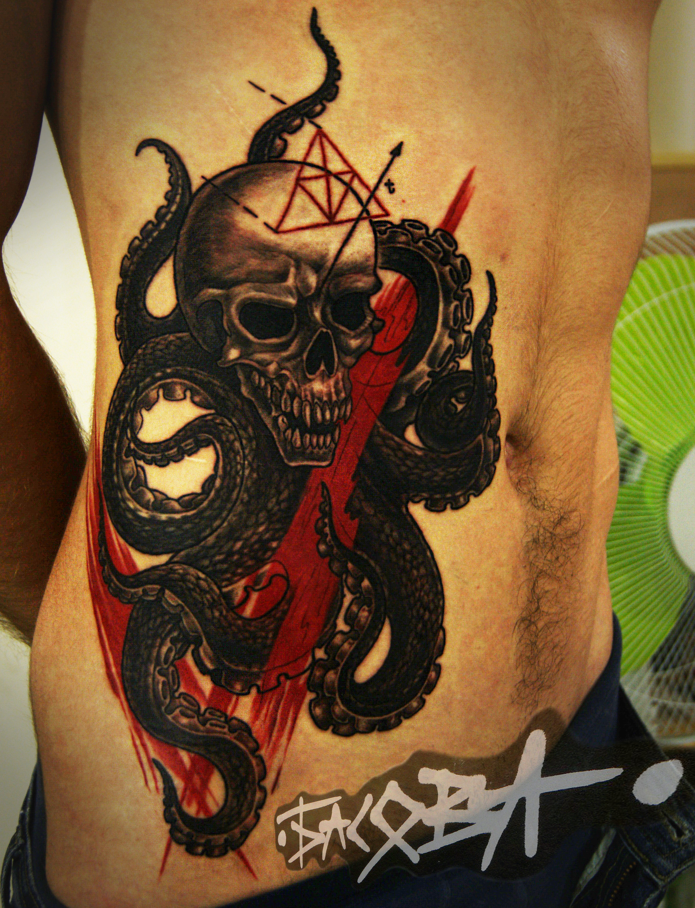 Фотография татуировки под названием «осьминог череп»