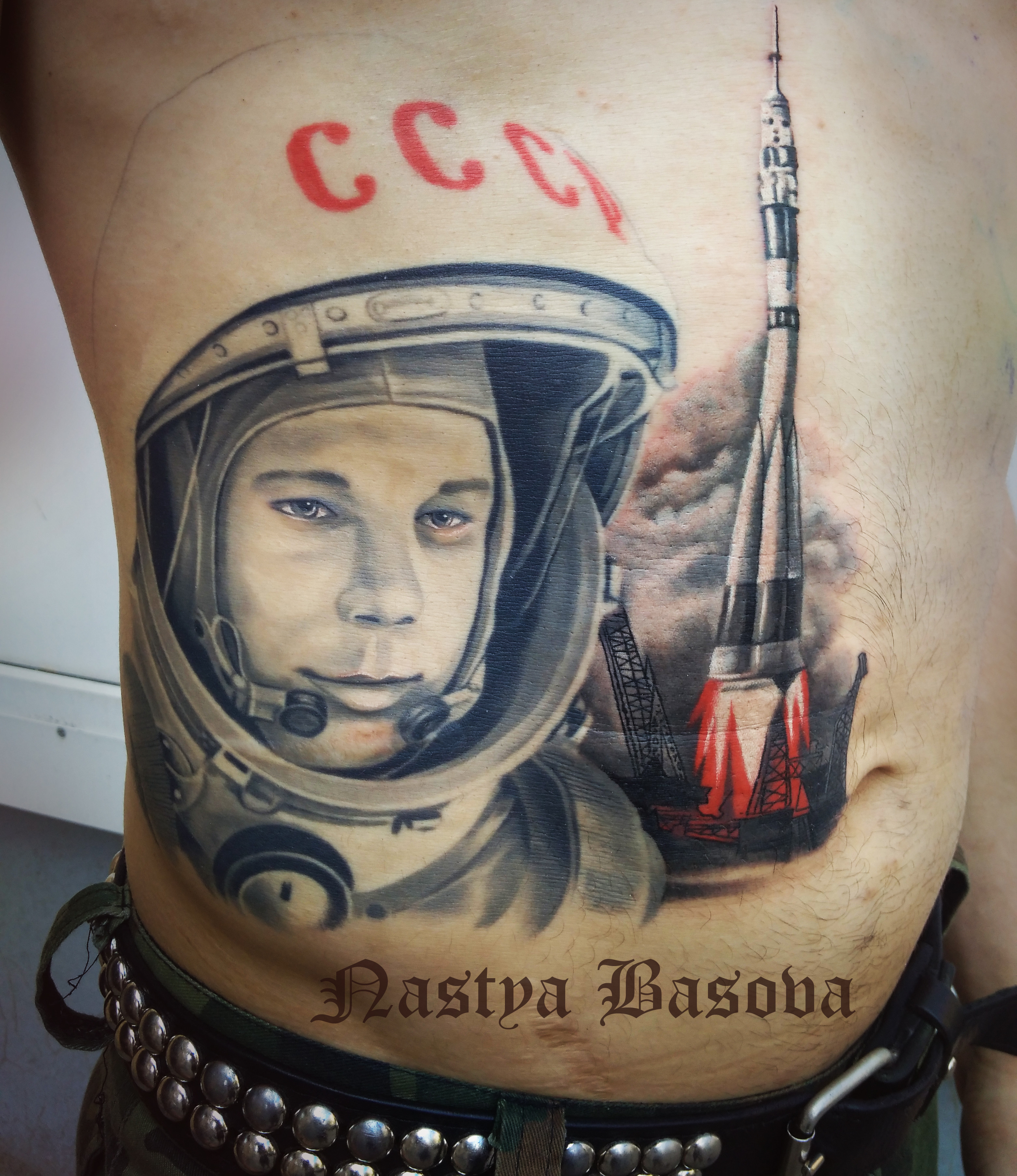 Фотография татуировки под названием «гагарин ракета»