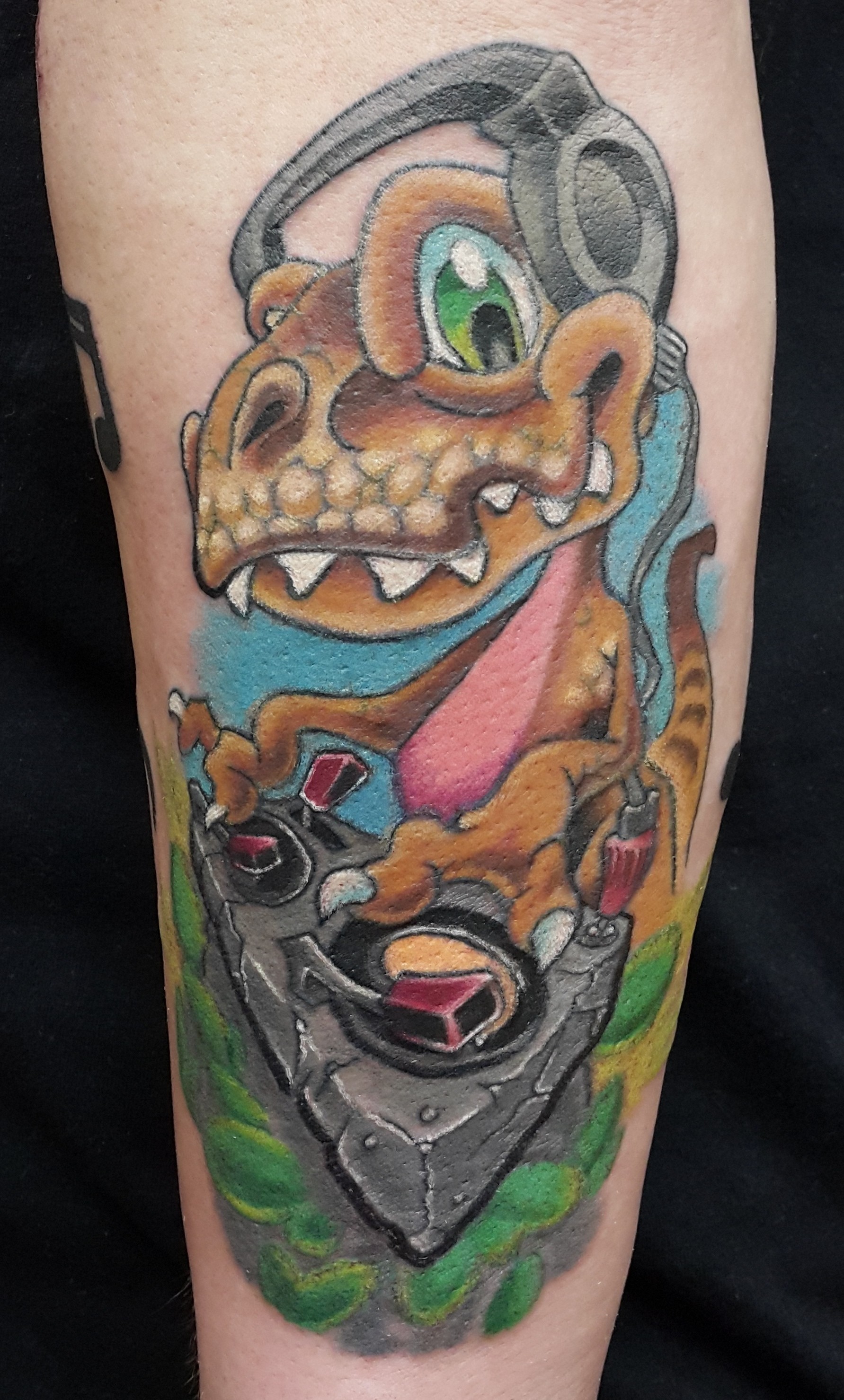 Фотография татуировки под названием «Динозавр диджей»