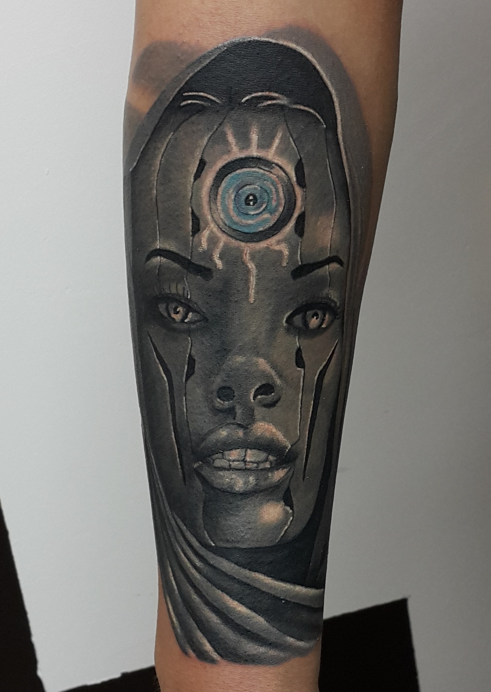 Фотография татуировки под названием «Девушка робот»