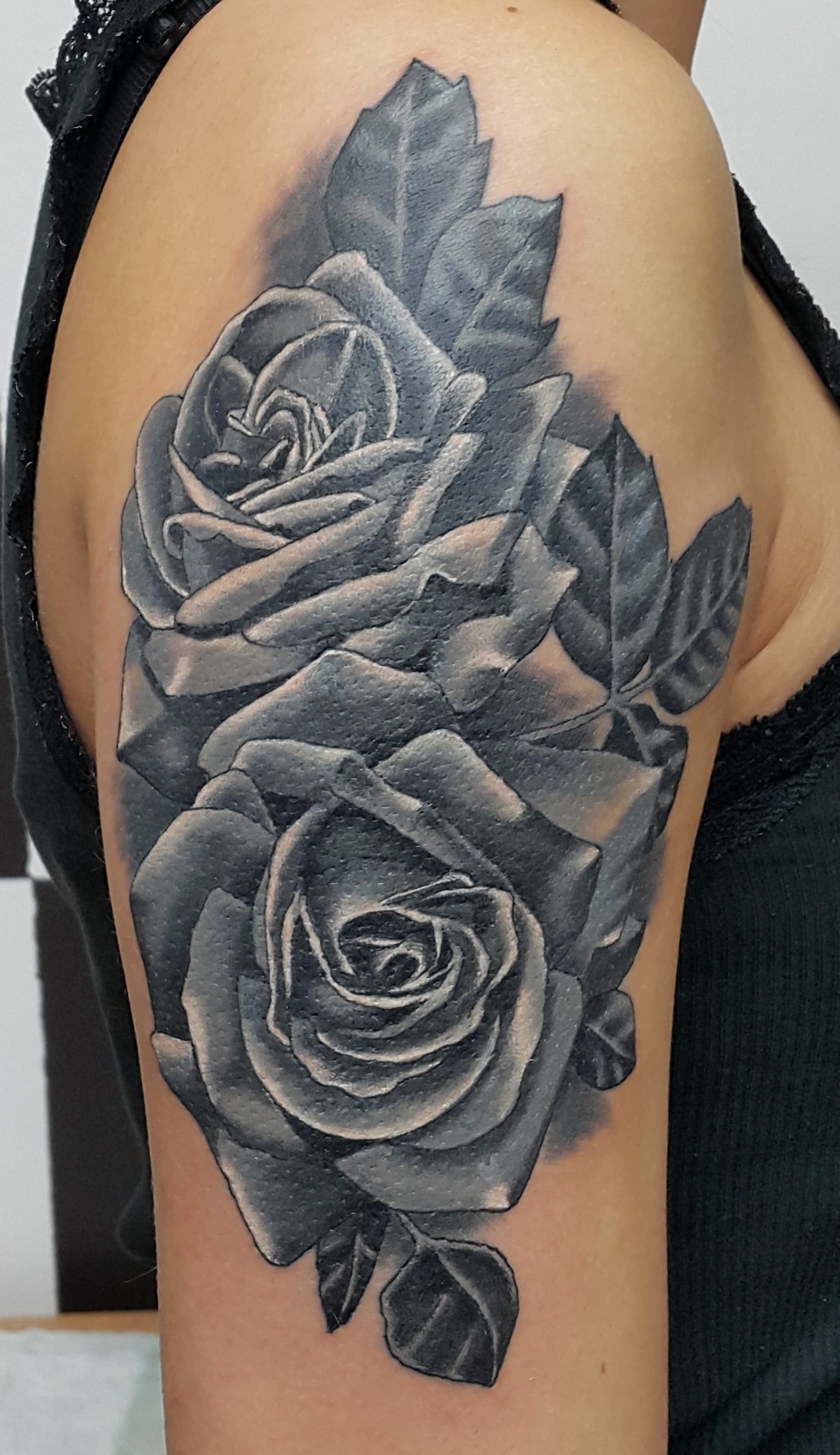 История татуировки роза на плече