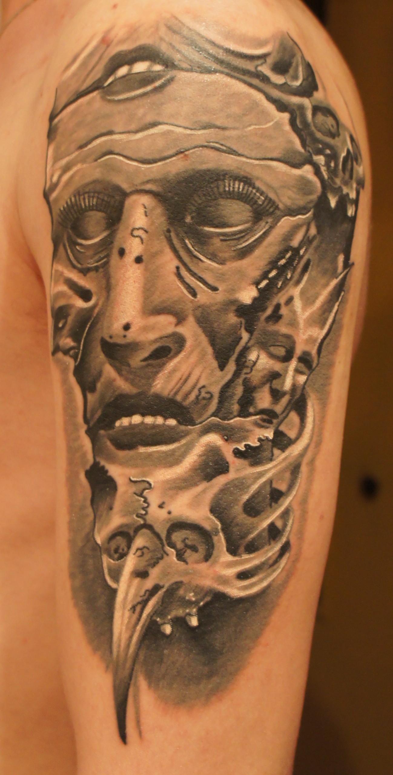 Фотография татуировки под названием «Абстракция»