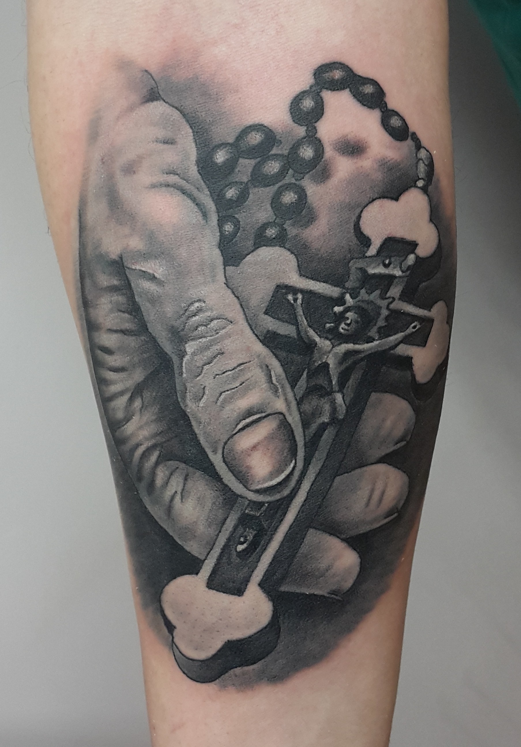 Фотография татуировки под названием «Рука с крестом»