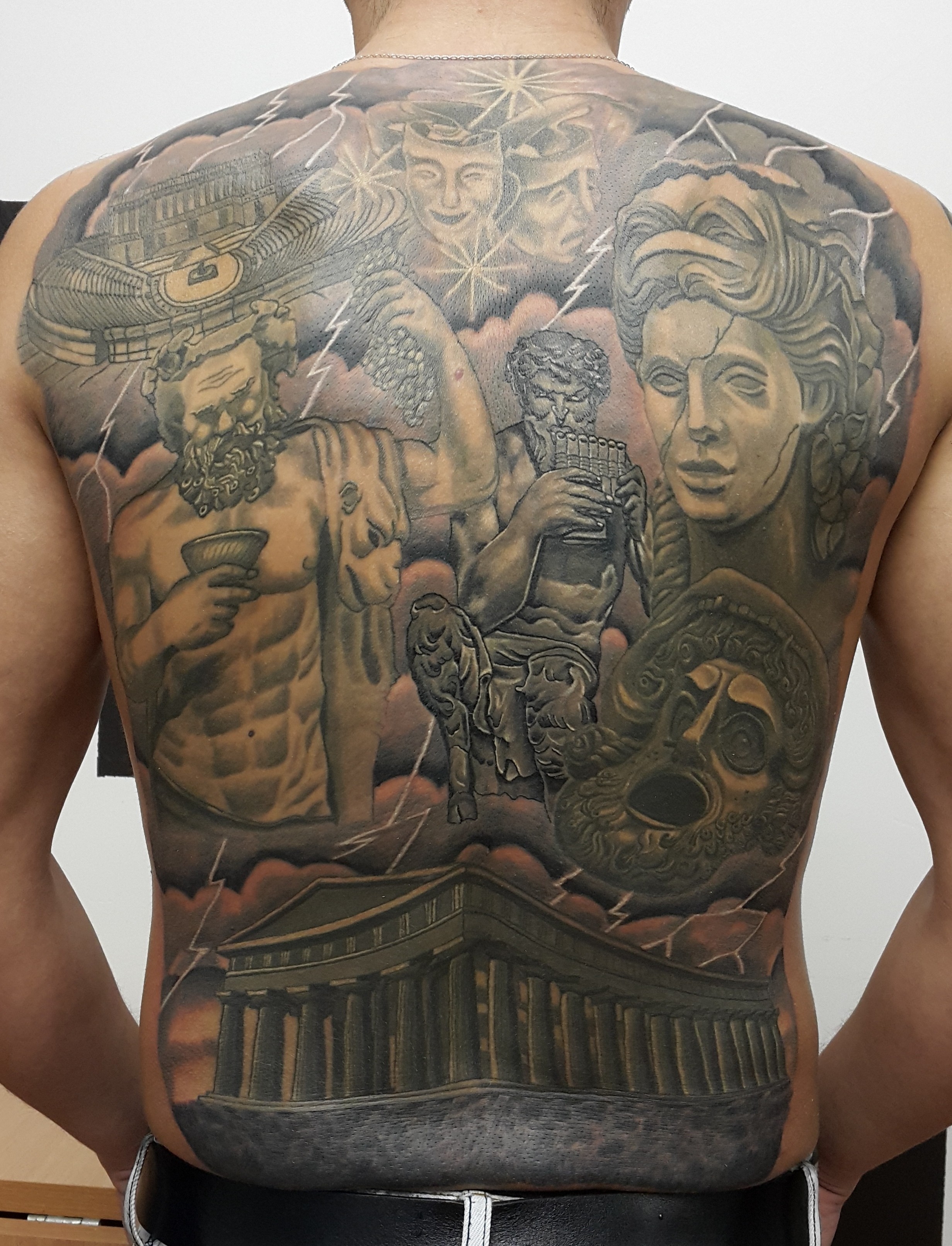 Фотография татуировки под названием «Греческий пантеон»