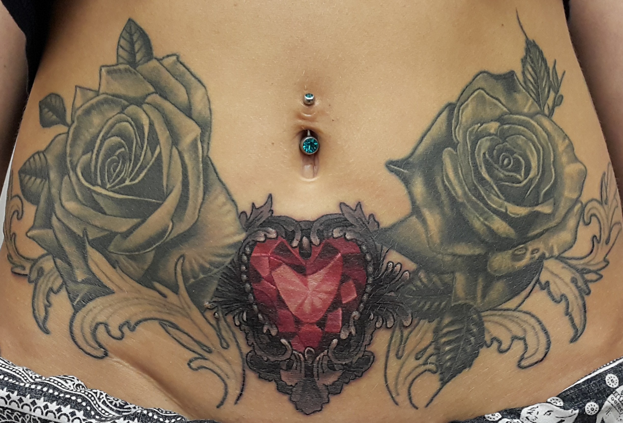 Фотография татуировки под названием «Бриллиант и розы»