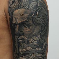 Зевс  на плече (на руке)