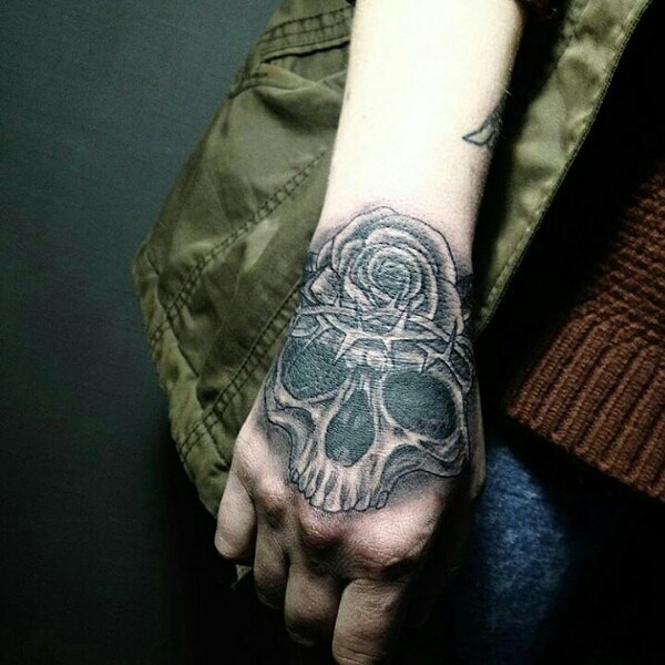 Фотография татуировки под названием «Черный череп и роза»