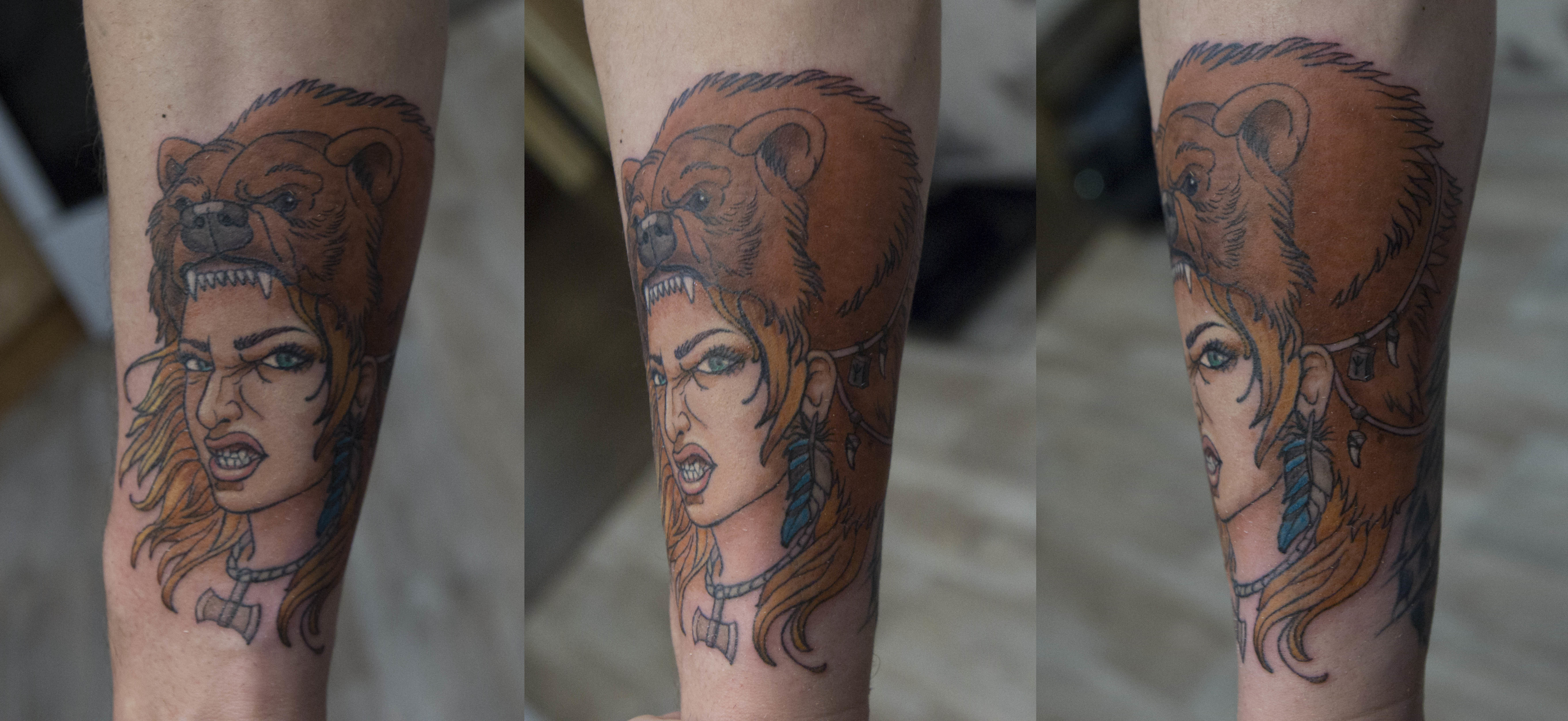 Фотография татуировки под названием «Девушка в шкуре»