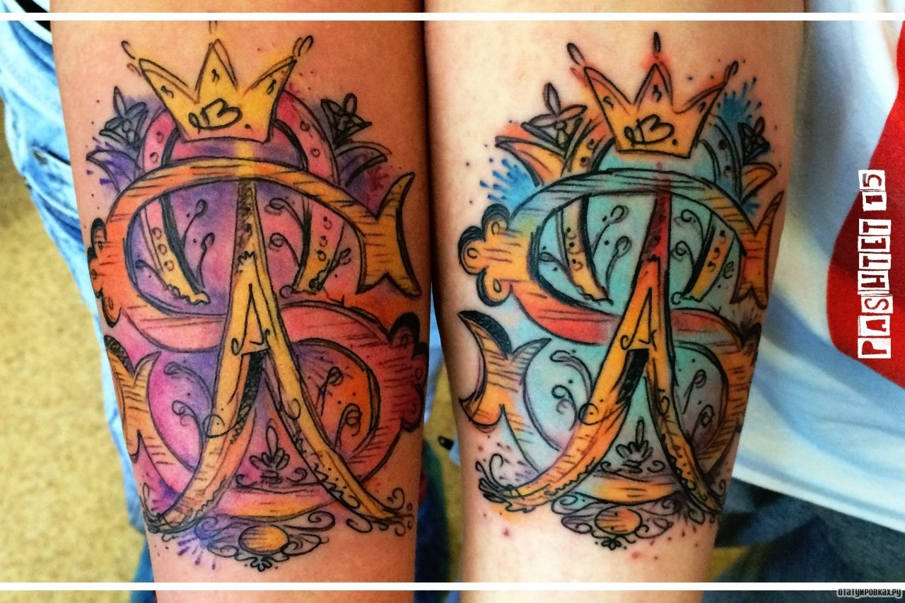 Фотография татуировки под названием «Буквы с коронами»