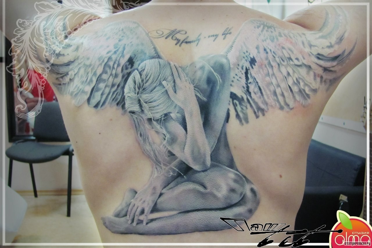 Фотография татуировки под названием «Ангел и надпись»