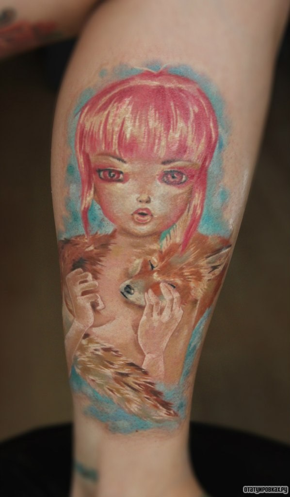 Фотография татуировки под названием «Девочка с розовыми волосами и с лисьим воротником»