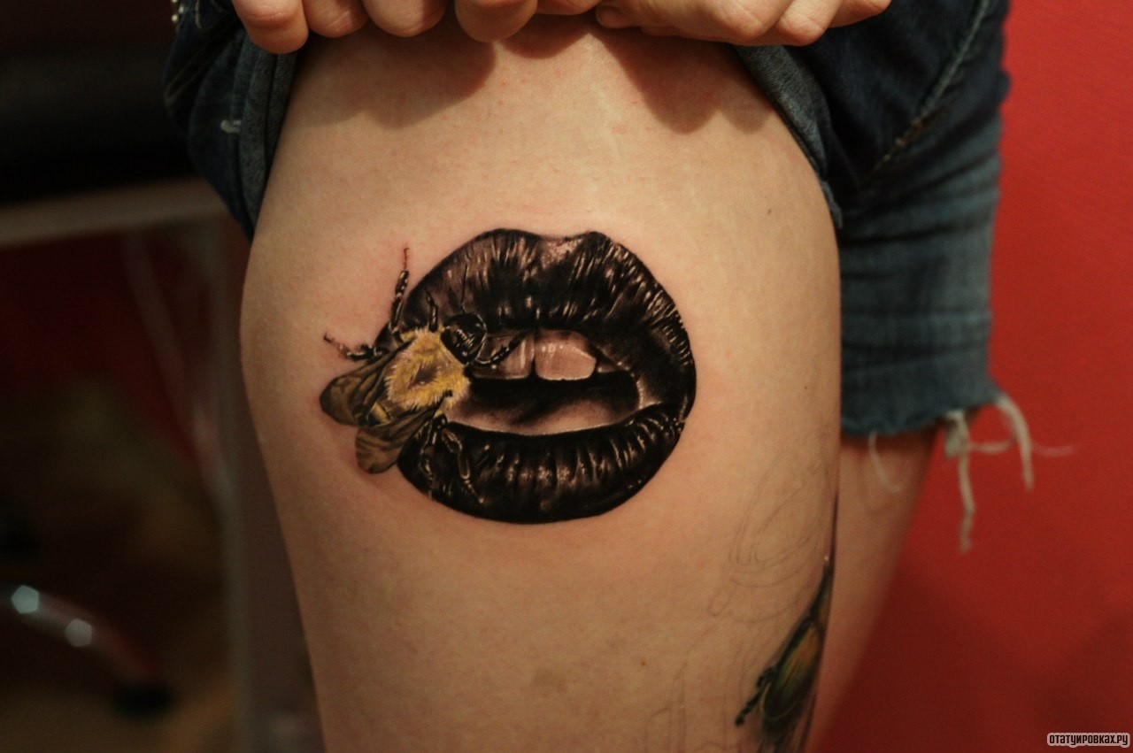 Фотография татуировки под названием «Губы с пчелой»