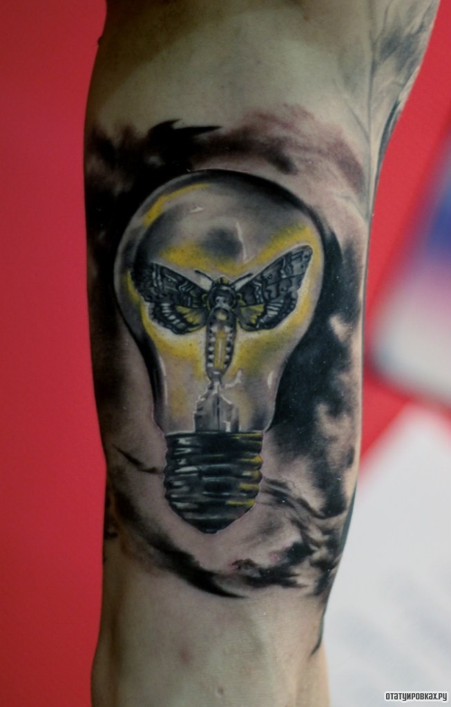 Фотография татуировки под названием «Бабочка в лампочке»