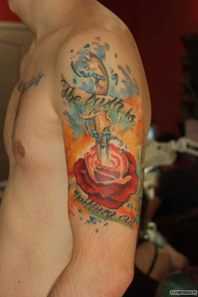 Фотография татуировки под названием «Кинжал в розе и надпись»