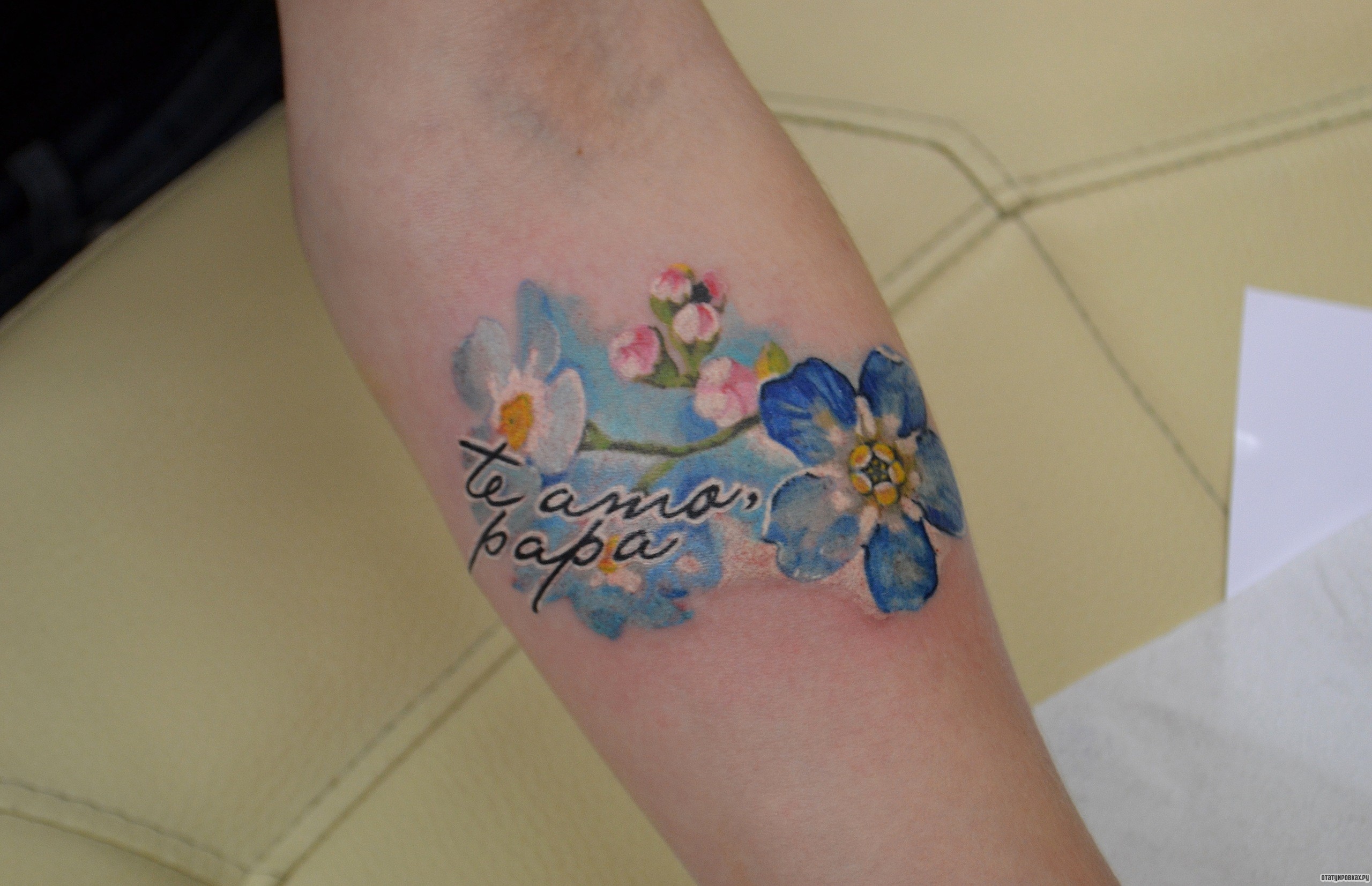 Фотография татуировки под названием «Нежные голубые цветы»