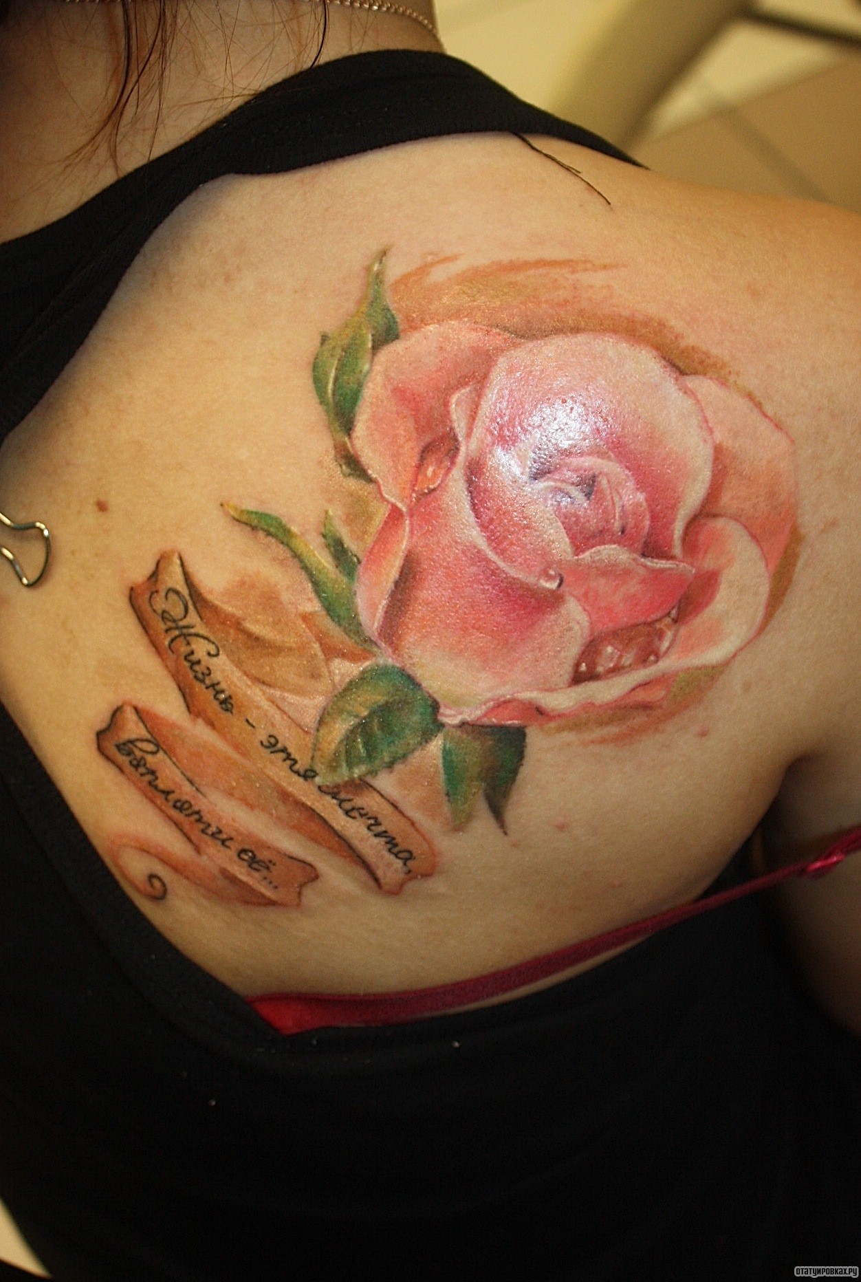 Фотография татуировки под названием «Роза и лента с надписью»