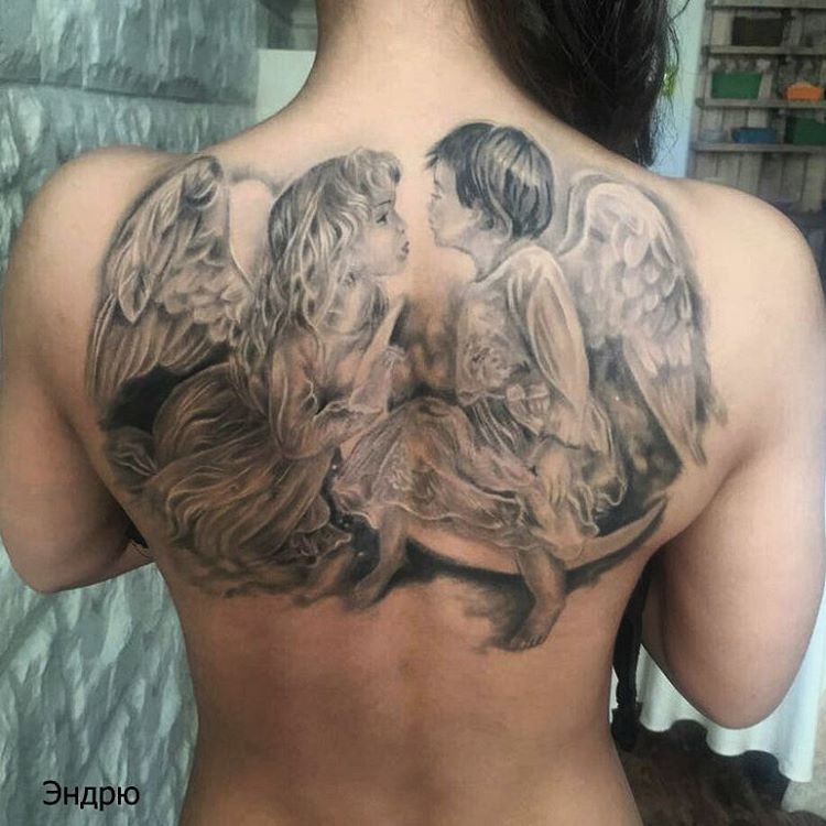 Фотография татуировки под названием «ангелы на месяце»