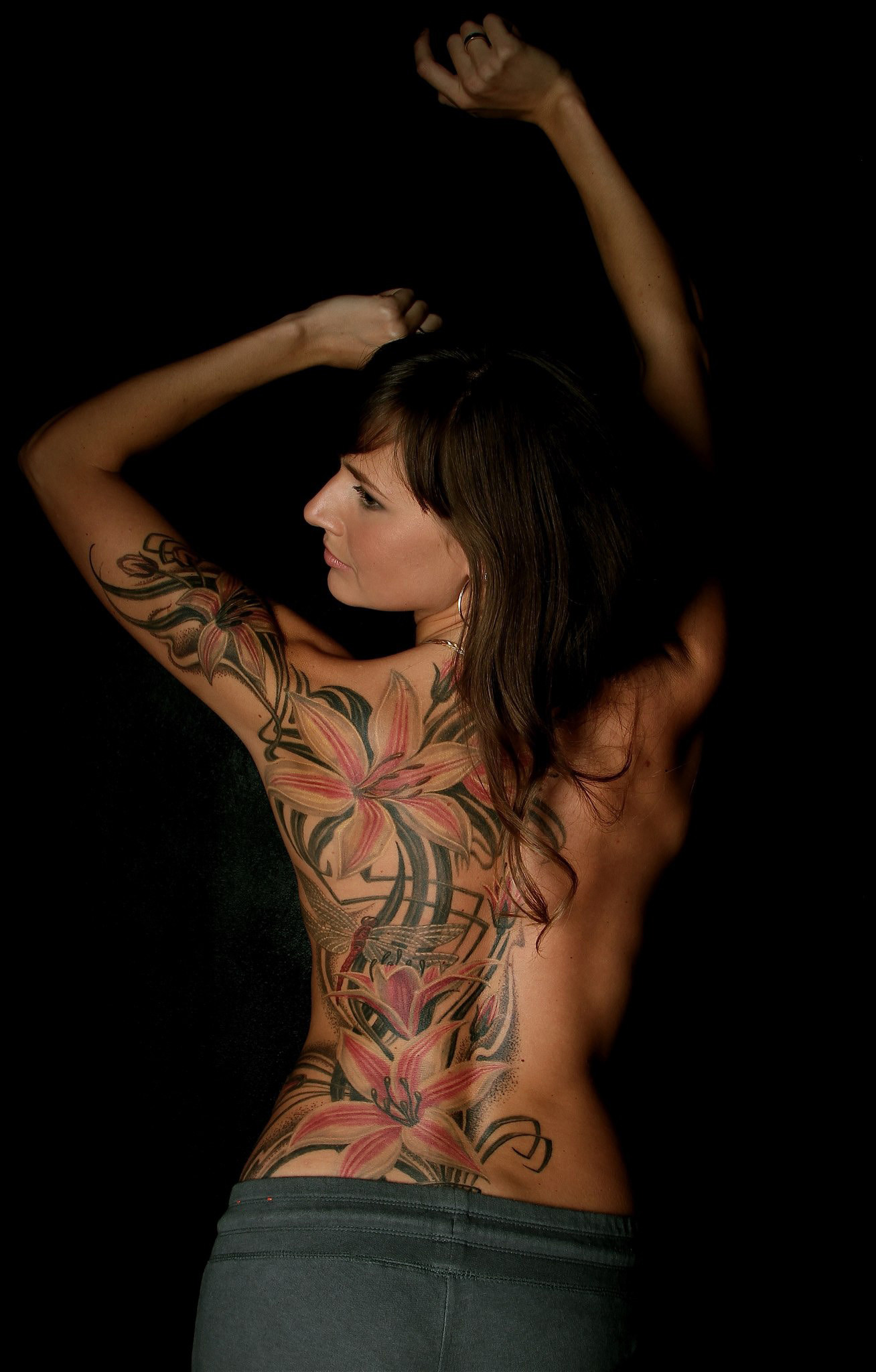 Фотография татуировки под названием «лилии стрекоза»