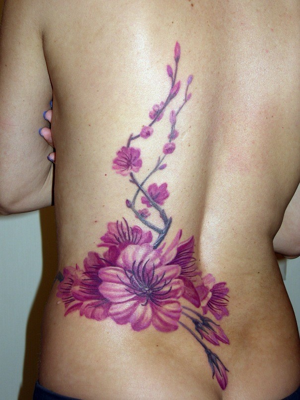 Фотография татуировки под названием «цветы.»