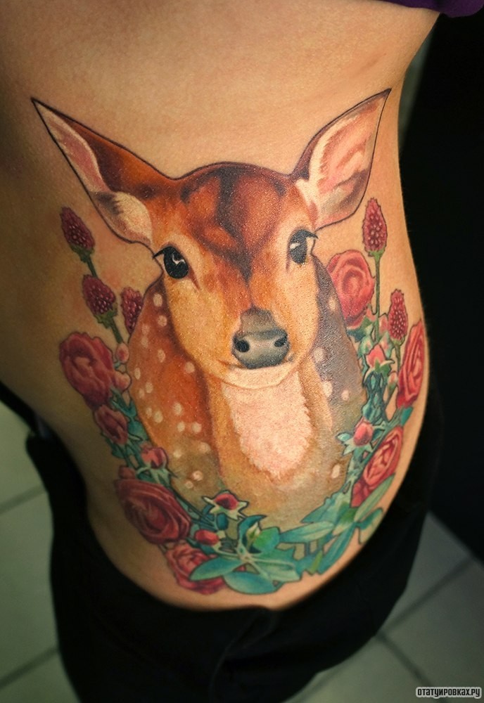 Фотография татуировки под названием «Олененок в цветах»