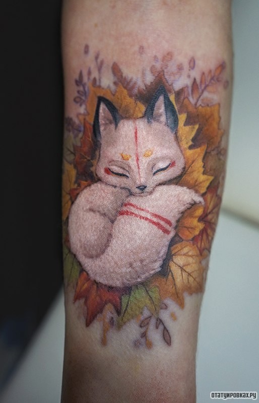 Фотография татуировки под названием «Белая кошка на листьях клена»