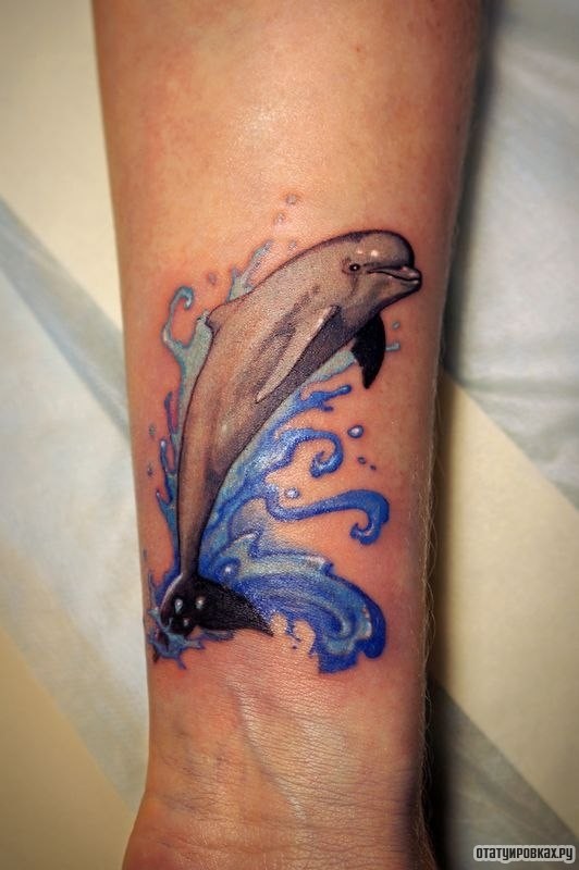 Фотография татуировки под названием «Дельфин выпрыгнул из воды»