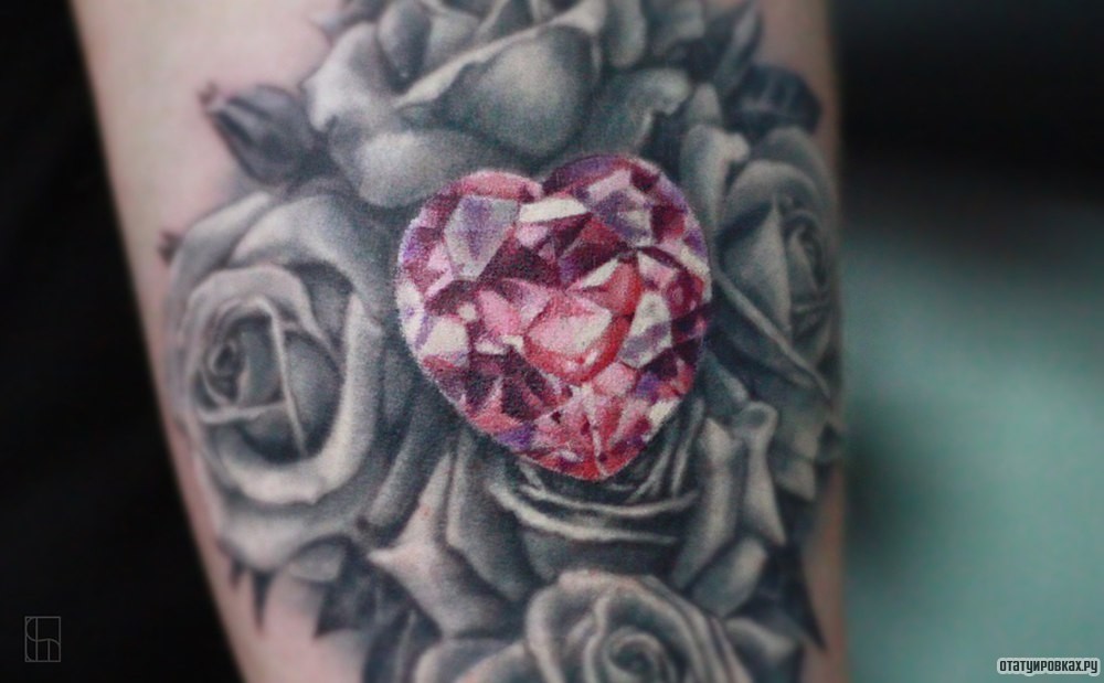 Фотография татуировки под названием «Алмаз сердце»