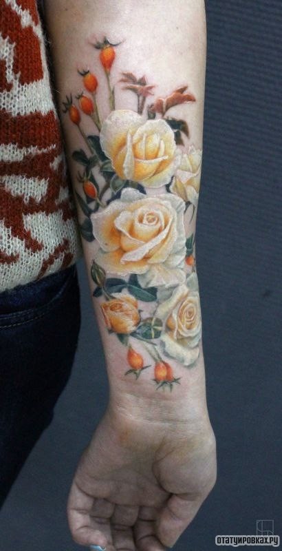 Фотография татуировки под названием «Белые розы и шиповник»