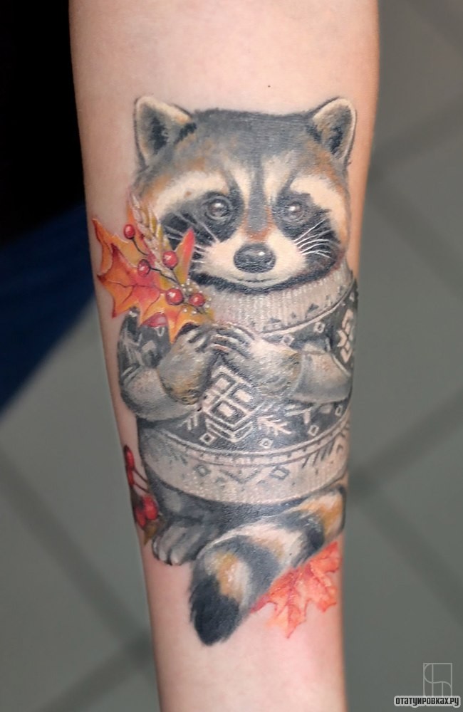 Фотография татуировки под названием «Енот держит лист дуба»