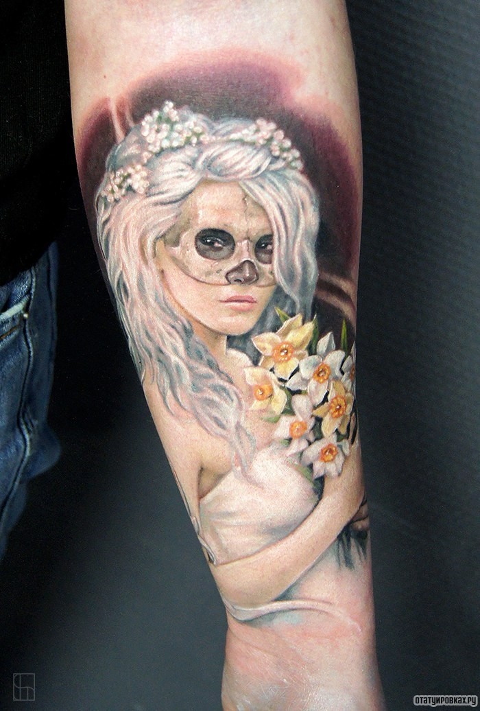 Фотография татуировки под названием «Девушка с белыми волосами с букетом цветов, чикано»