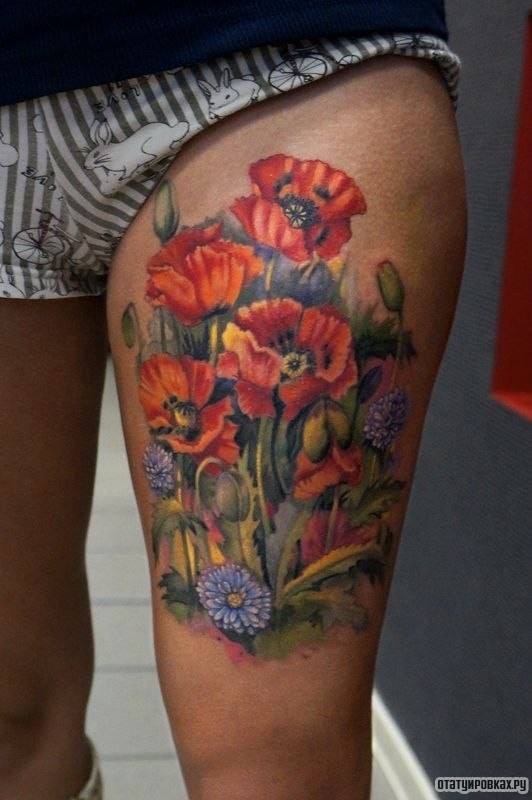 Фотография татуировки под названием «Цветы мака на поле»