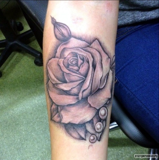 Фотография татуировки под названием «Роза и жемчуг»