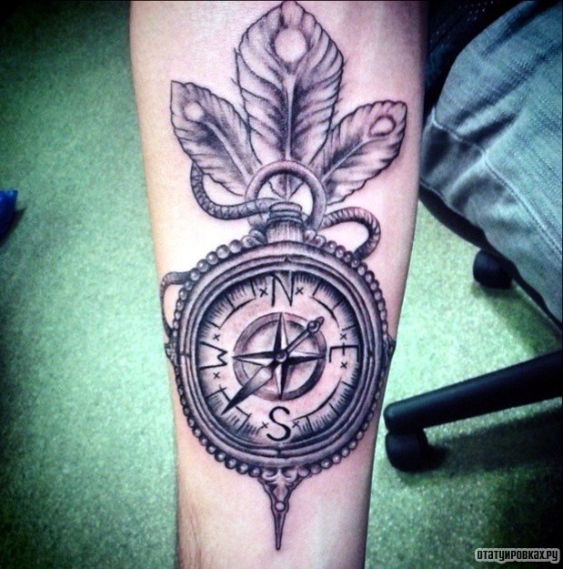 Фотография татуировки под названием «Компас и три пера»