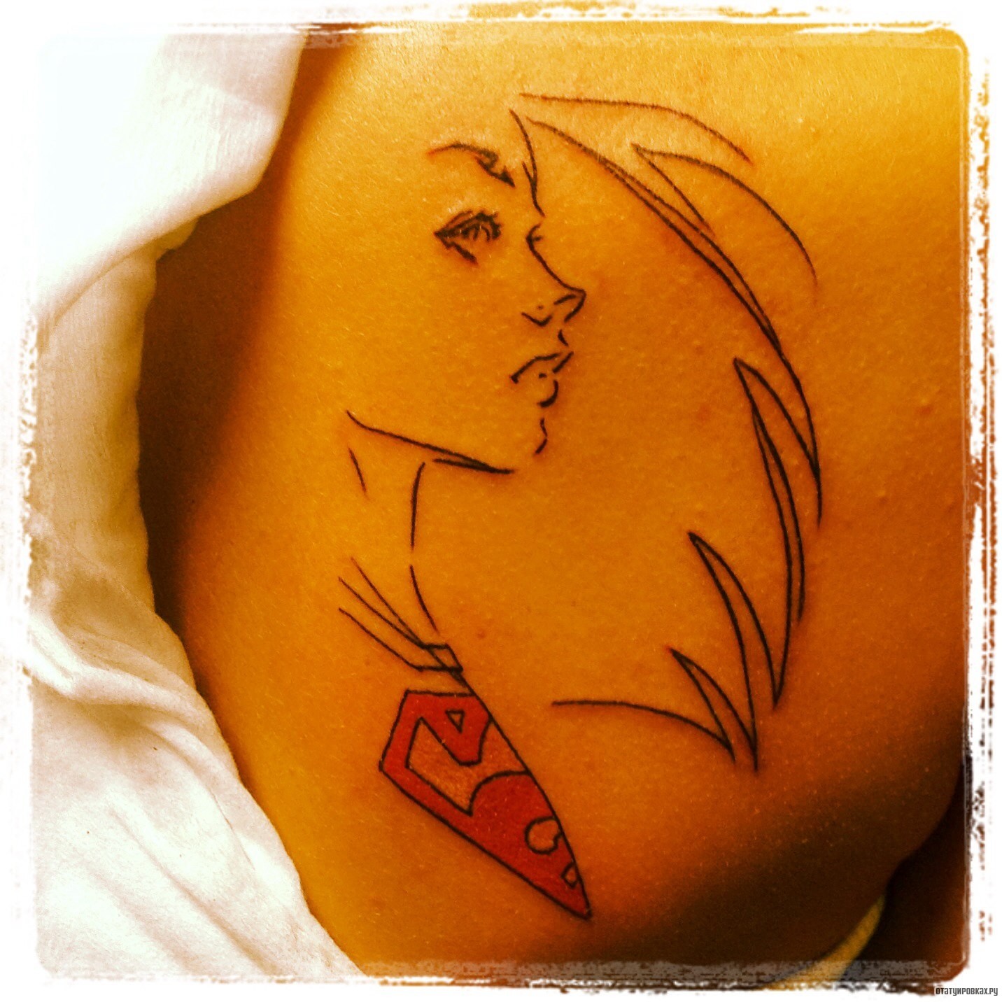Фотография татуировки под названием «Очертания супермена»