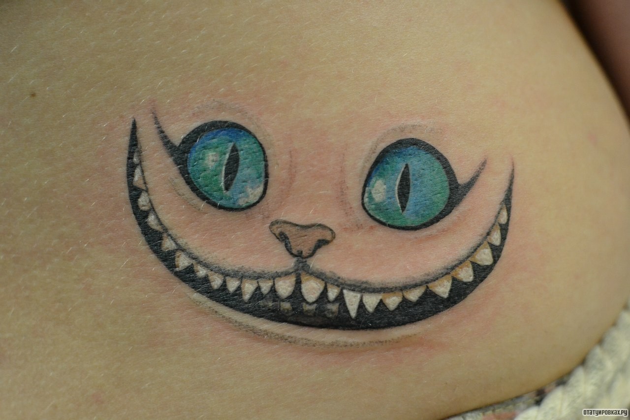 Фотография татуировки под названием «Улыбка чеширского кота»