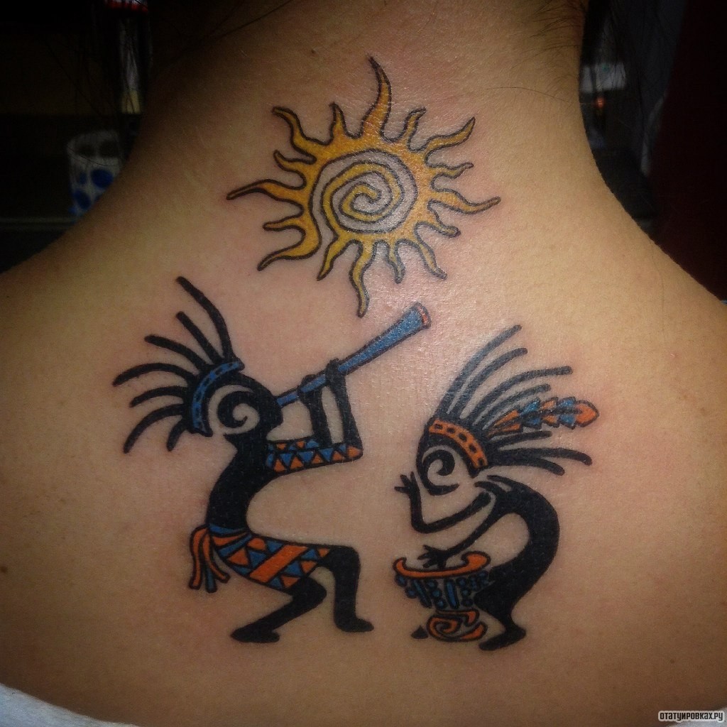Фотография татуировки под названием «Солнце и два человечка кокопелли»