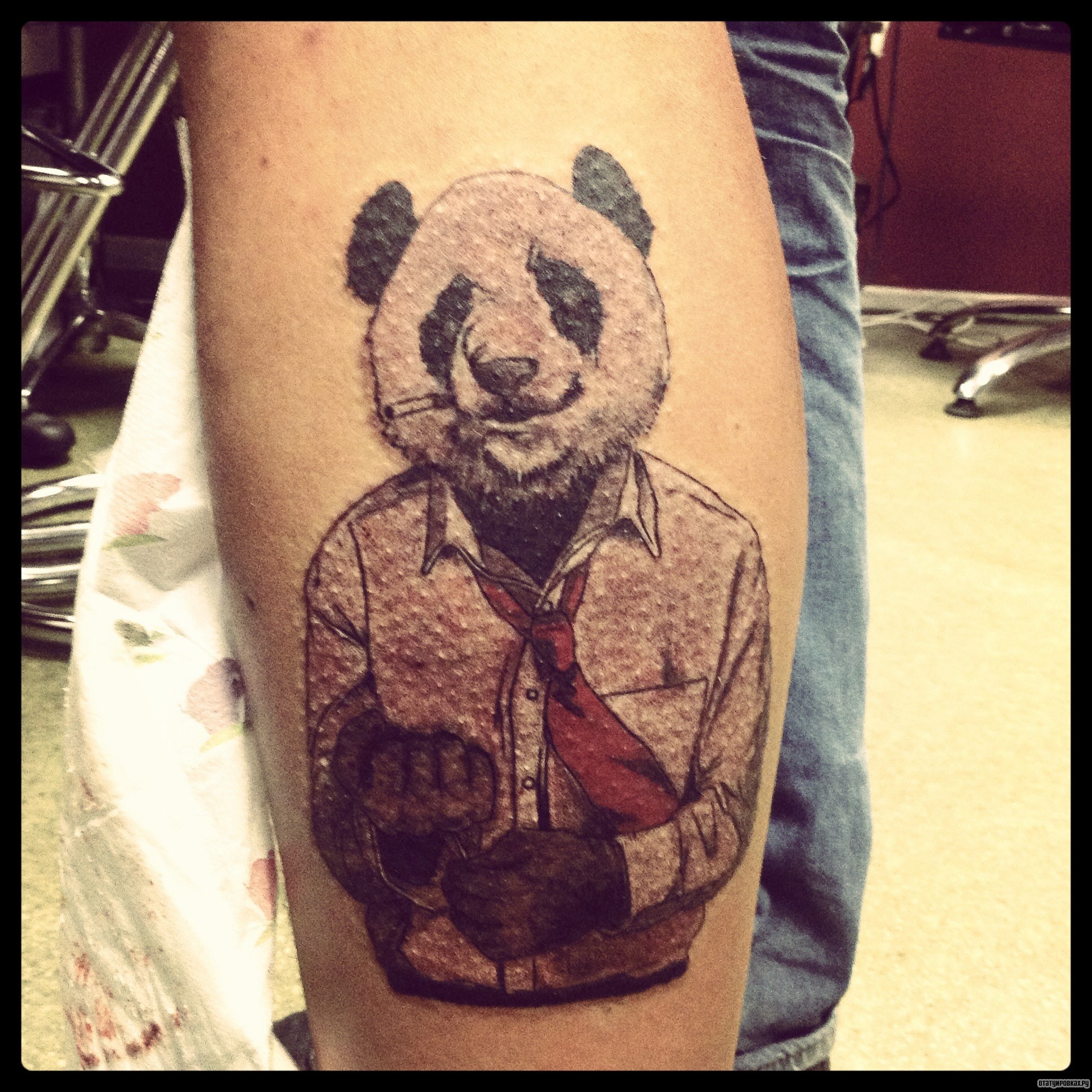 Фотография татуировки под названием «Панда в костюме»