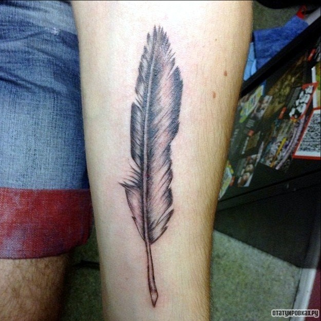 Фотография татуировки под названием «Перо»