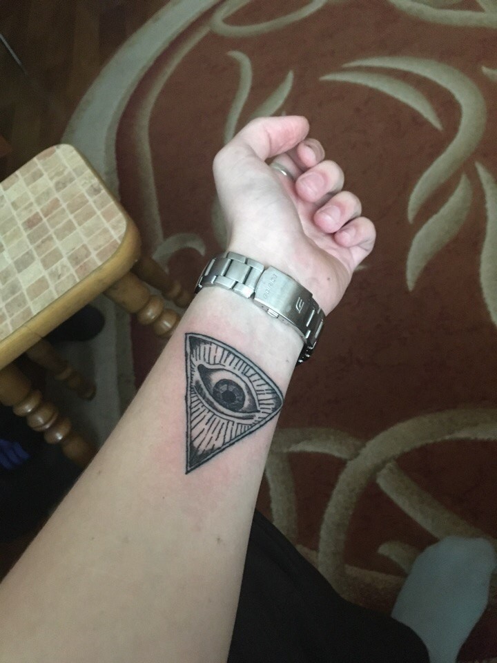 Фотография татуировки под названием «иллюминат»