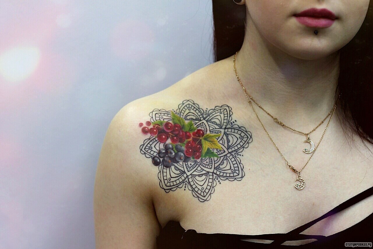 Фотография татуировки под названием «Мандала и смородина»