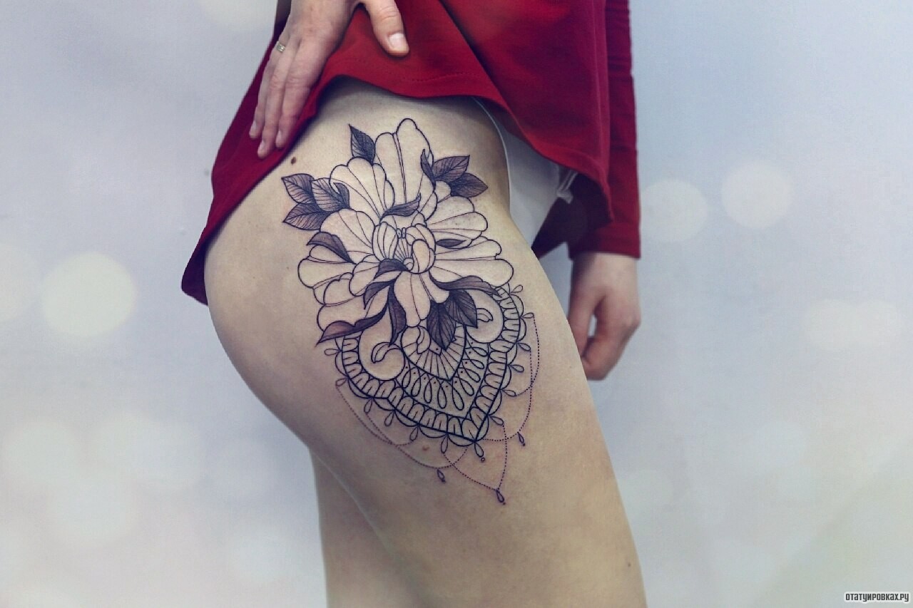 Фотография татуировки под названием «Цветок и узоры»