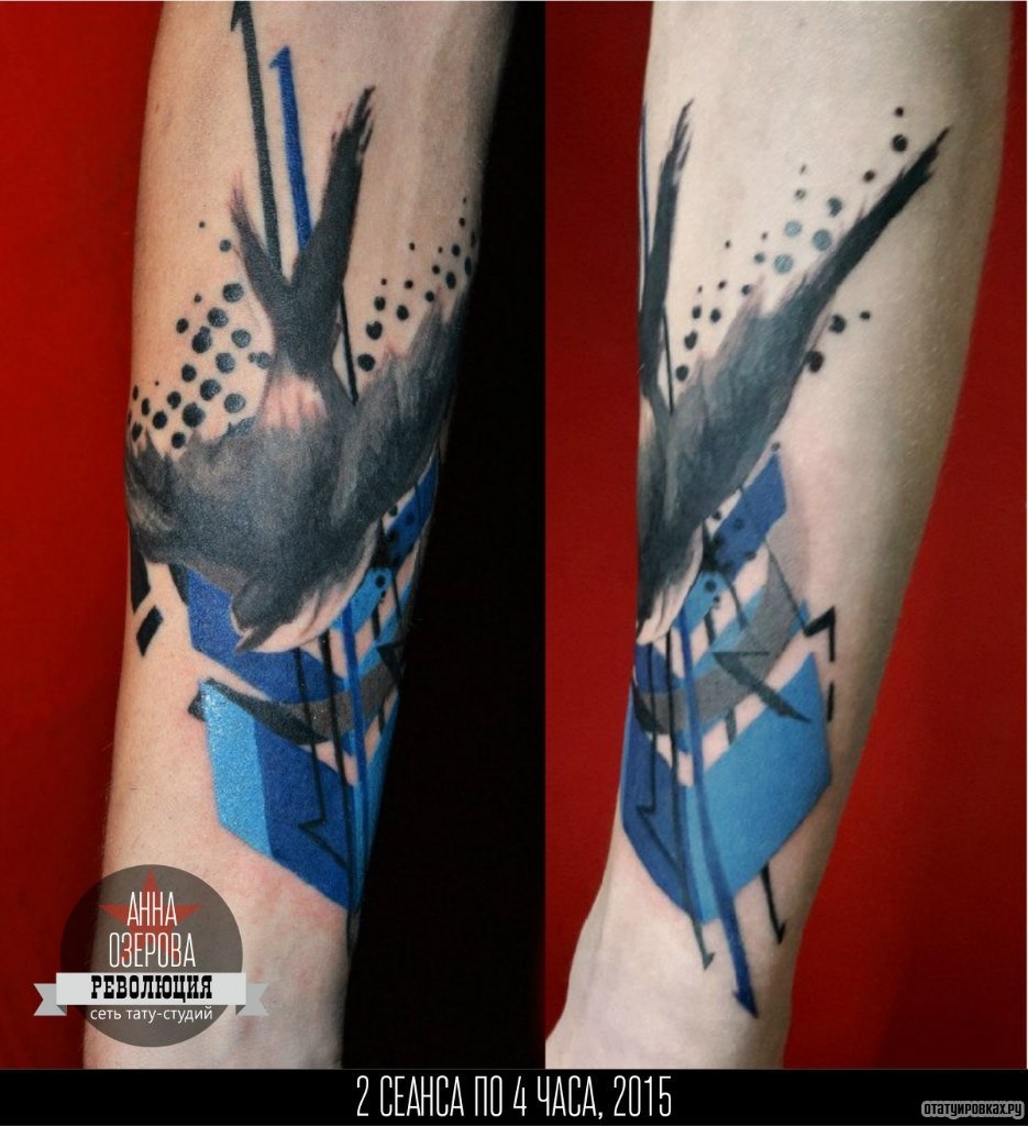 Фотография татуировки под названием «Ласточка и синие фигуры»
