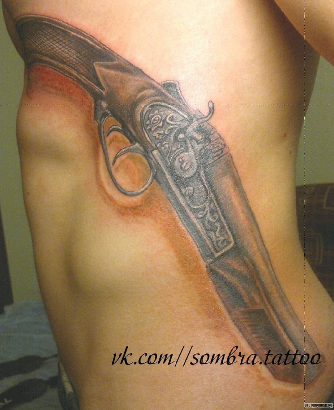 Фотография татуировки под названием «Старинный пистолет»