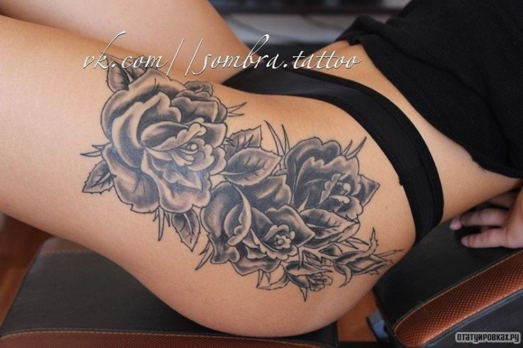 Фотография татуировки под названием «Черные розы на бедре»