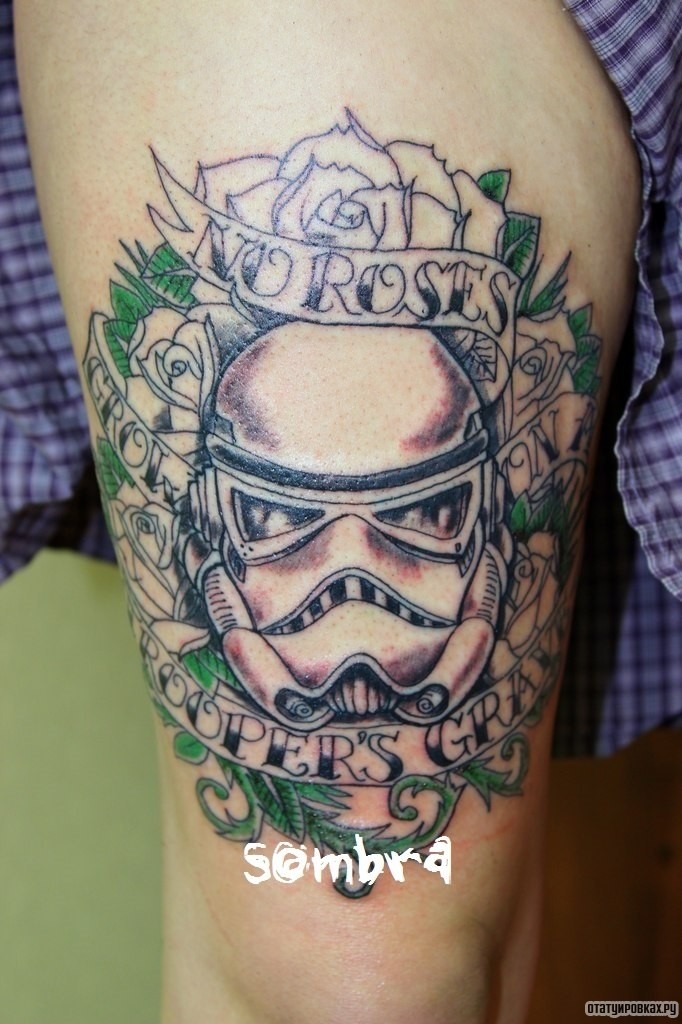 Фотография татуировки под названием «Маска, розы и надпись»