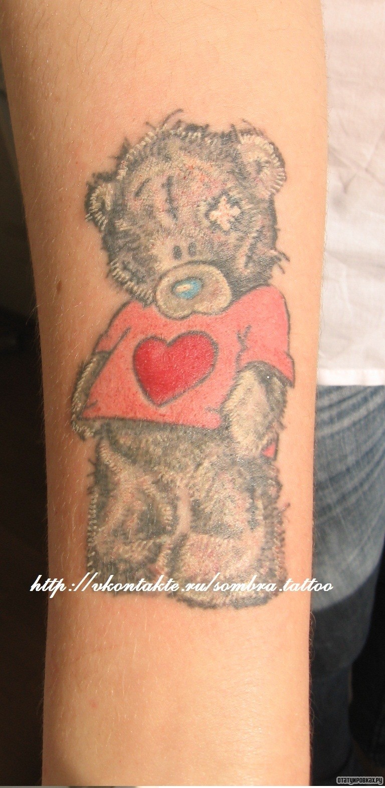 Фотография татуировки под названием «Мишка с сердцем»